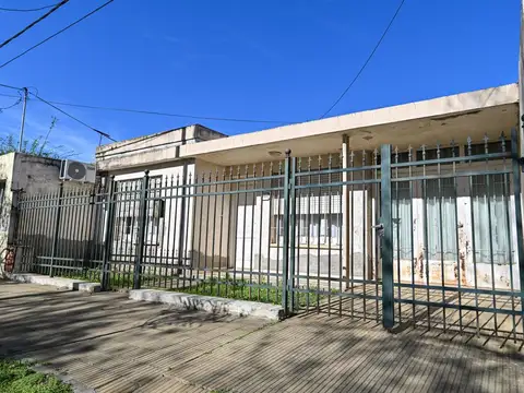 CASA EN VENTA 2 DORMITORIOS COCHERA Y PATIO