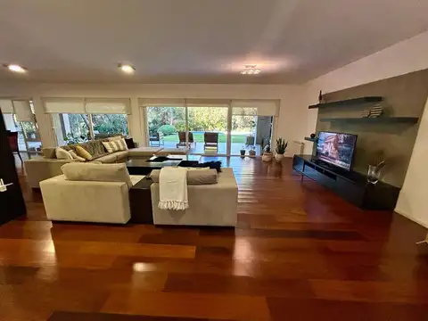 Casa en Venta en El Bosque, USD 1.180.000