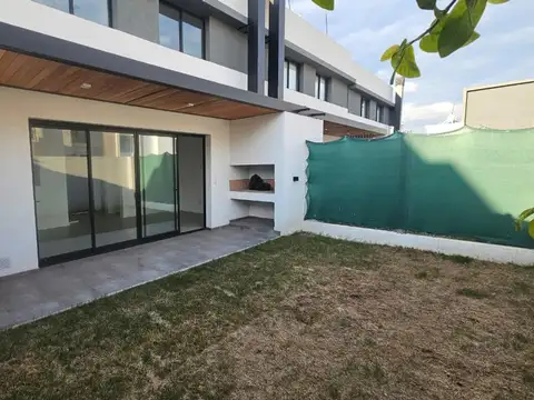 Casa en Alquiler con 1 cochera