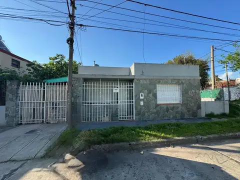 CASA CON PATIO Y COCHERA EN LA FLORIDA