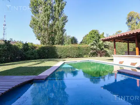 CASA EN VENTA DE 5 AMB CON AMPLIO PARQUE Y PILETA, DEPENDENCIA DE SERV. EN BARRIO LA DESEADA, EZEIZA