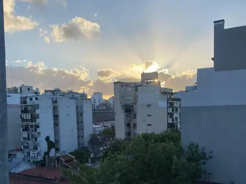 Departamento monoambiente dividido a Refaccionar Luminoso