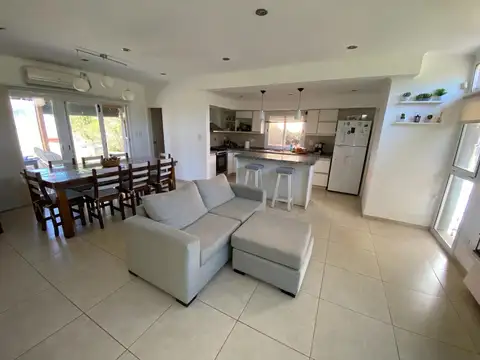 Casa 3 ambientes con 2 baños