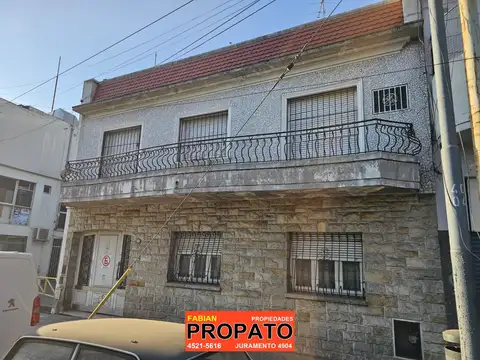 Casa de 5 ambientes en 2 plantas + terraza sobre lote propio de 10 x 23 con parque y quincho 