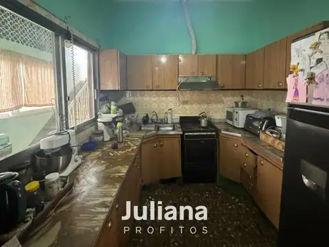 Casa tres ambientes con dos locales y fondo libre - Solano