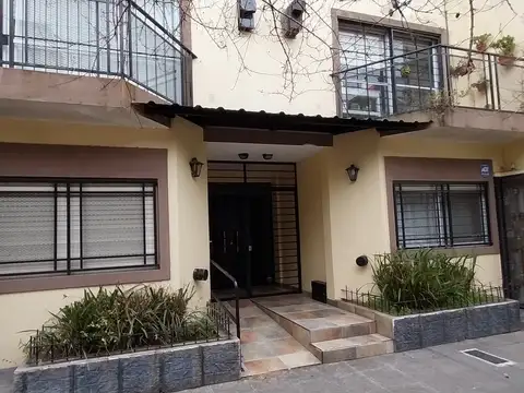 2 y 1/2 Amb en PB al frente con Jardín, Excelente estado