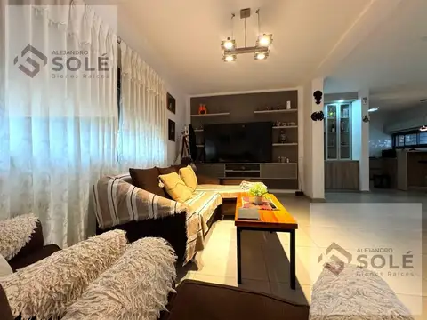 Casa en Venta con 2 cocheras