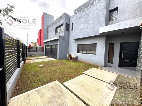 Casa En Venta De  3 Dormitorios Cochera Doble, - Apta Credito - Seguridad 24 hs