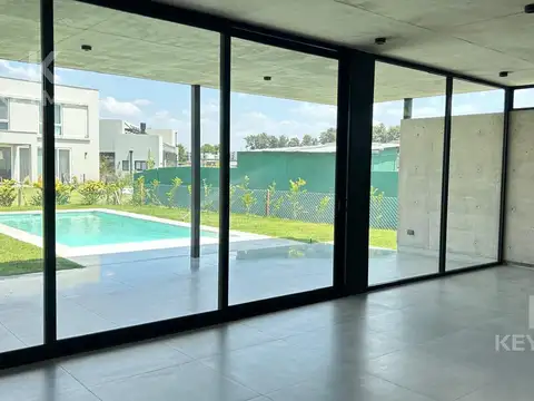 Casa en Venta con 4 cocheras