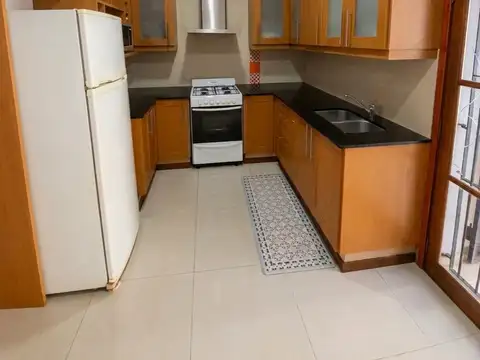 Casa 8 ambientes con 2 baños