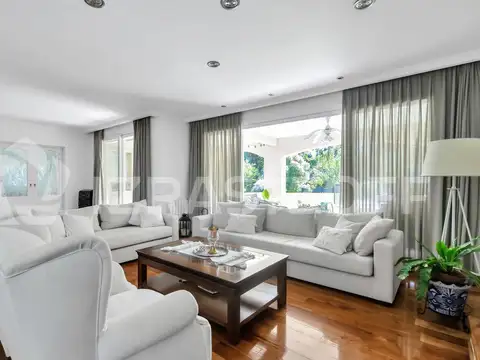 Casa 10 ambientes con 8 baños