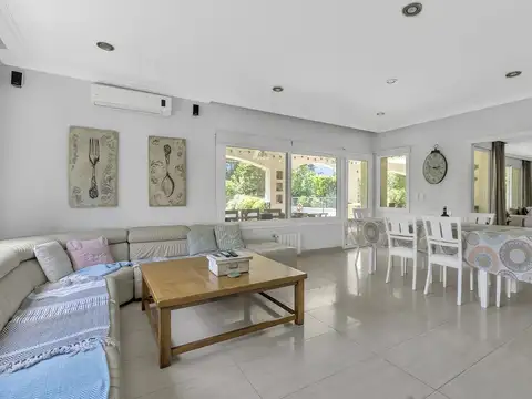 Casa en venta  de 5 dormitorios en Ayres de Pilar. Amoblada ( con renta )