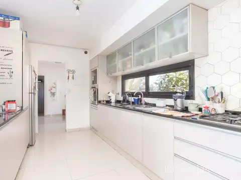 Casa 8 ambientes con 3 baños