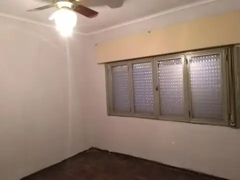 Casa 6 ambientes con 2 baños
