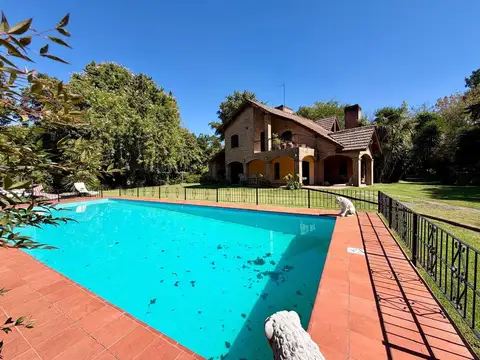 Casa en El Cazador | 2.100 m² de lote   pileta   parque único - ID 5997