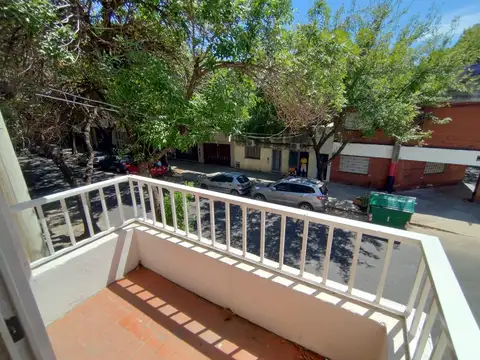Departamento dos dormitorios con balcón al frente en alquiler - Suipacha al 1300