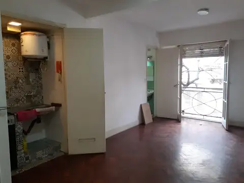 24 De Noviembre 200, Piso 1