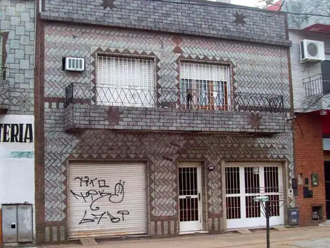 Casa en venta - 2 Dormitorios 2 Baños - Cochera - 200Mts2 - Lanús