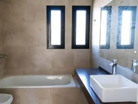 Casa 5 ambientes con 3 baños