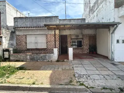 Casa en venta a refaccionar en Villa Martelli