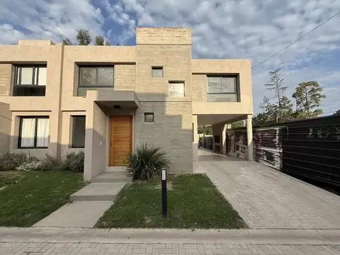 ALQUILER – Dúplex de 3 dormitorios en Housing Casa Norte – Argüello