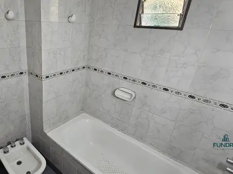 DEPARTAMENTO EN ALQUILER DE DOS AMBIENTES EN WILDE CON COCHERA