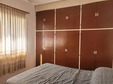 Amplio departamento de 4 ambientes con patio terraza y parrilla en Castelar Norte (GD-118)