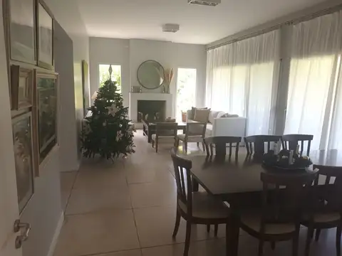 Casa en Alquiler Temporal con 3 cocheras