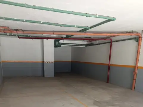 EXCELENTE COCHERA PRIVADA EN EDIFICIO PARA DOS AUTOS COMODOS O HASTA TRES