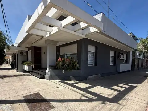 Casa en venta c/ cochera en Artigas
