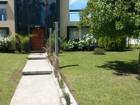 Casa en Alquiler con 3 cocheras