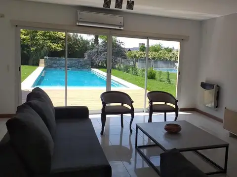 Casa en Alquiler con 3 cocheras