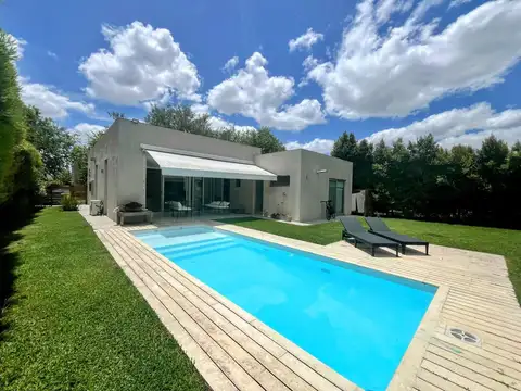 VENTA CASA 4 AMBIENTES EN BARRIO LA COMARCA