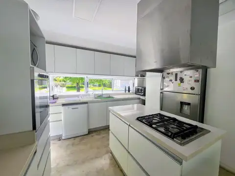 VENTA CASA 4 AMBIENTES EN BARRIO LA COMARCA