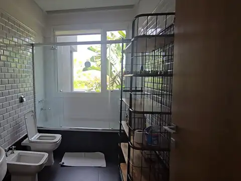 Casa en Alquiler con 4 cocheras