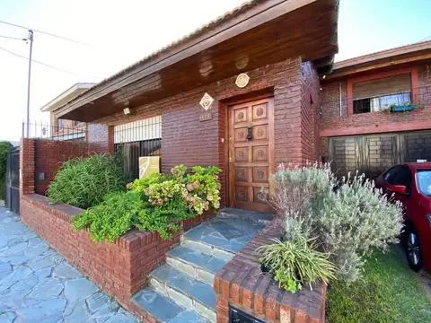 Hermoso Chalet de 3 dormitorios con parque y pileta!