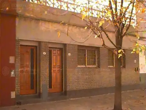 Terreno en excelente ubicación con posibilidad de construir PB + 2 pisos + retiro