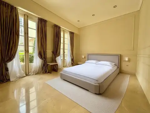 Casa en Alquiler con 2 cocheras