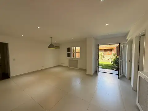 Casa en Alquiler con 2 cocheras