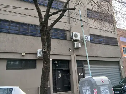 DEPOSITO DE TRES PLANTAS EN DOBLE LOTE.