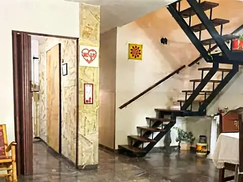 Casa 6 ambientes con 2 baños