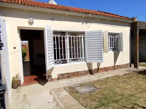 EN VENTA! CASA 2 DORM. - MUY BUENA ZONA RESIDENCIAL 