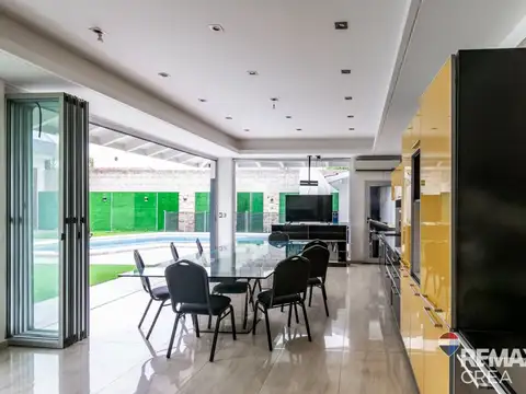 Casa 8 ambientes con 4 baños