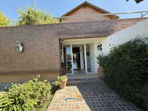 Casa 8 ambientes con 4 baños