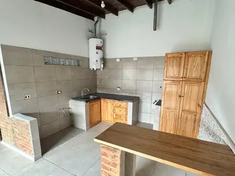 ALQUILER DE CASA DE 3 AMBIENTES.