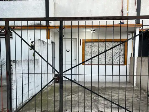 Depto T/Casa 3 amb al frente con entrada de auto y patio