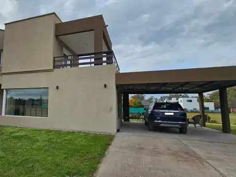 EN VENTA| Casa de 4 dormitorios, garage y pileta en Pago Chico, Coronel