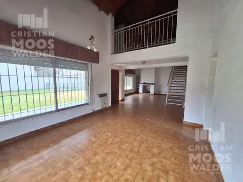 Casa en Alquiler con 2 cocheras