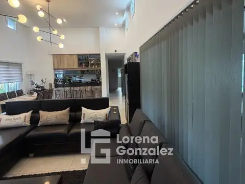 Casa en Venta con 3 cocheras