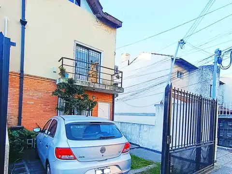 Casa con Jardin y Garage en Venta Triplex
